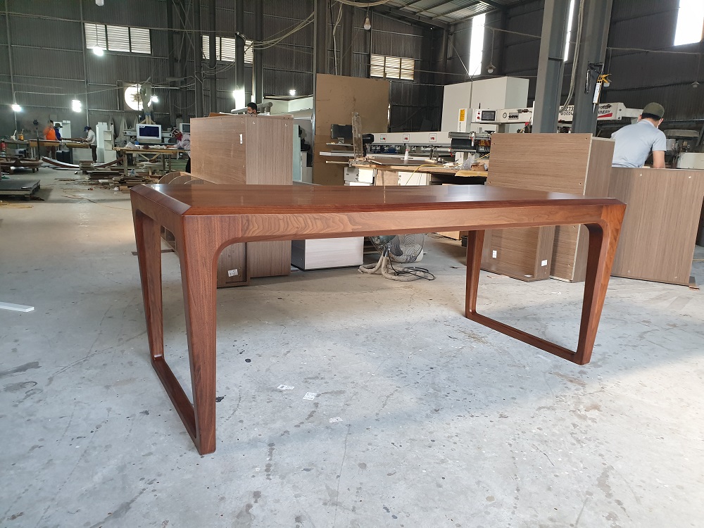 mặt bàn được phủ một lớp sơn PU cao cấp để bảo vệ gỗ