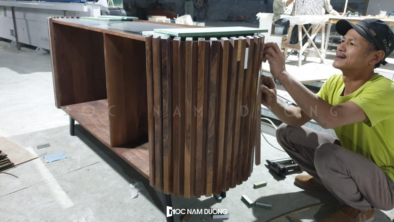 Thợ mộc Nam Dương đang sản xuất từng món đồ gỗ nội thất