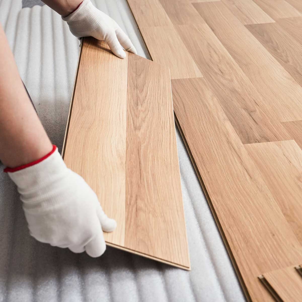 Sàn gỗ phòng ngủ được lắp đặt dễ dàng