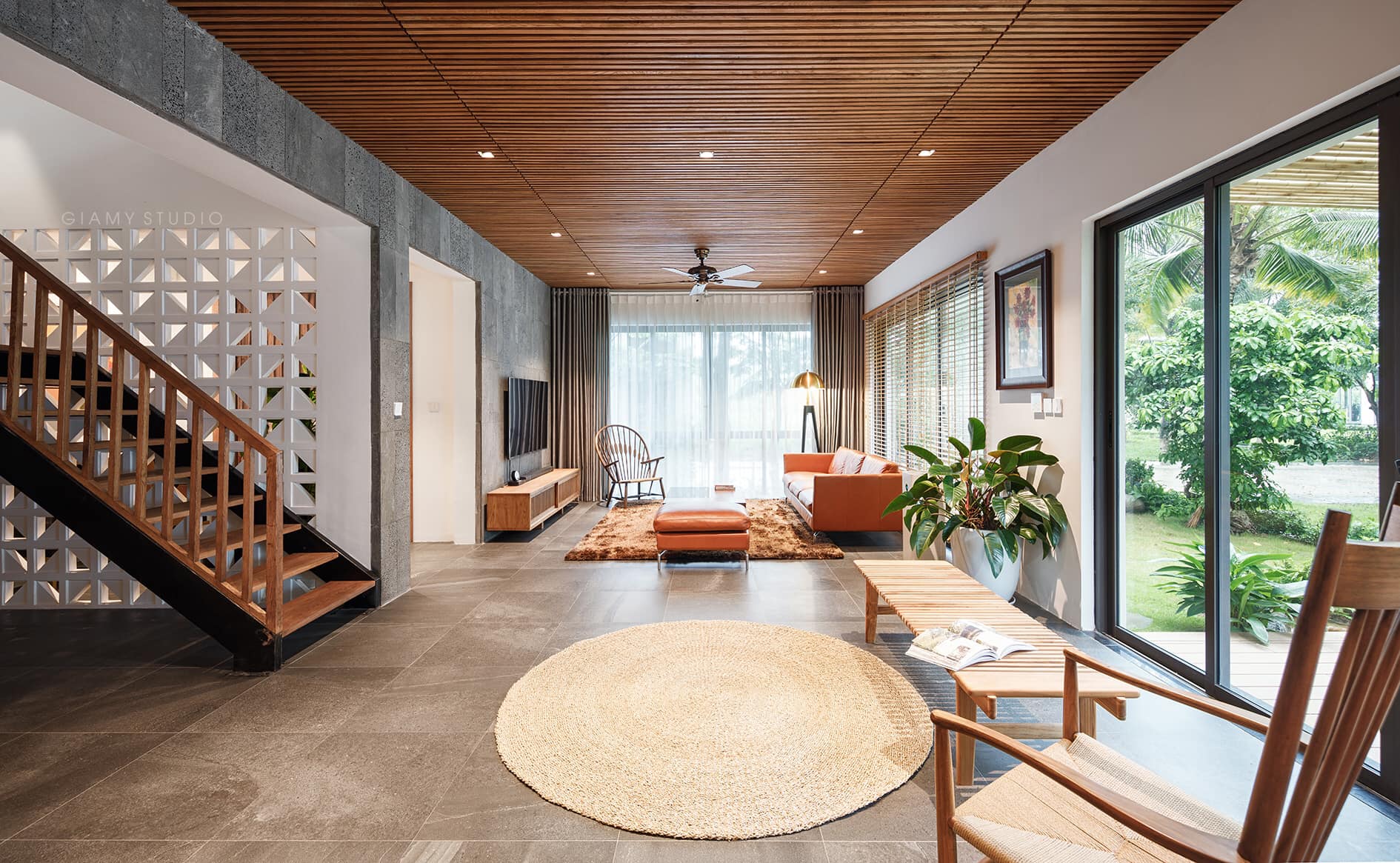 Trần sàn gỗ công nghiệp phòng khách