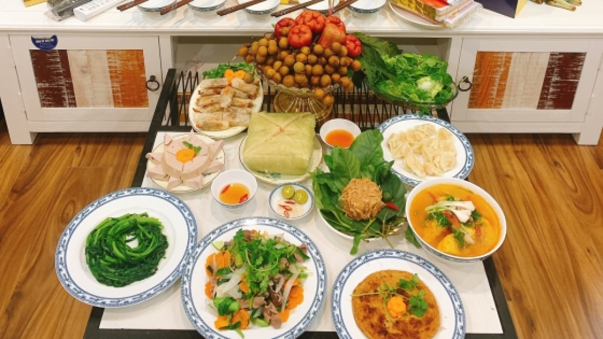 Bánh trưng, thịt bò, nem, dò... đều là những món cơ bản trong ngày tết Việt Nam