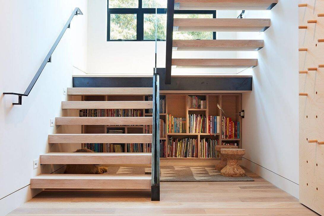 Một ý tưởng thiết kể tủ sách dưới gầm cầu thang bạn có thể tham khảo