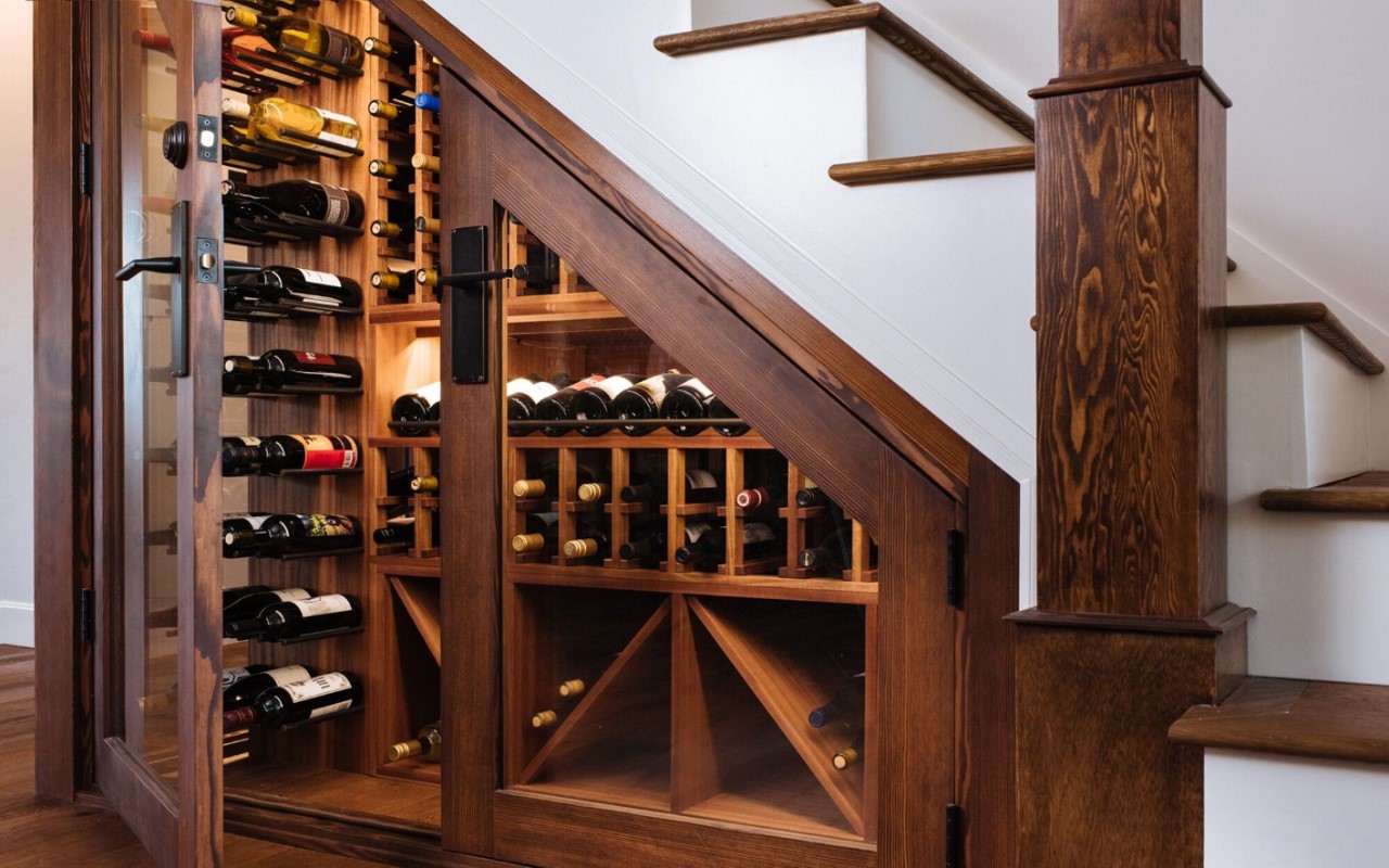 Tủ rượu đơn giản, không cần quá phô trương cầu kì, nằm gọn gàng dưới gầm cầu thang nhỏ