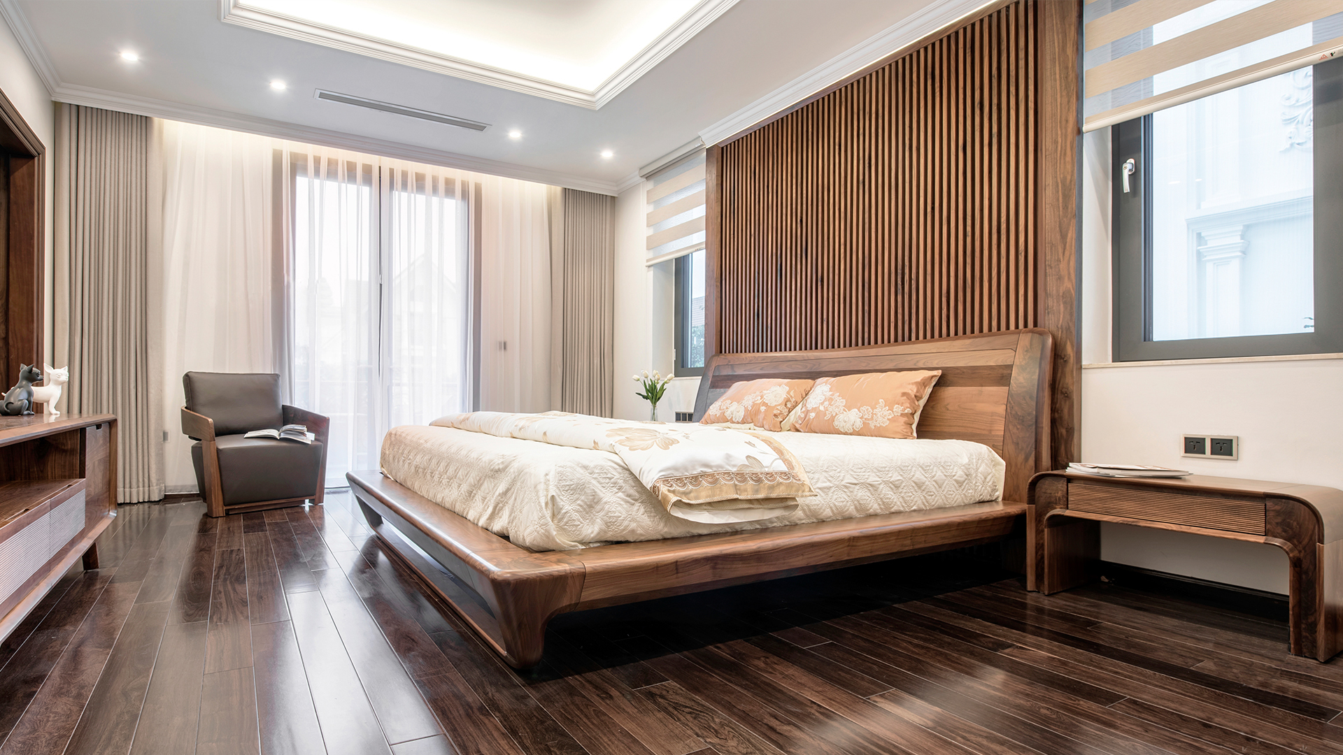 Mẫu giường ngủ gỗ óc chó hiện đại với thiết kế bo viền mềm mại