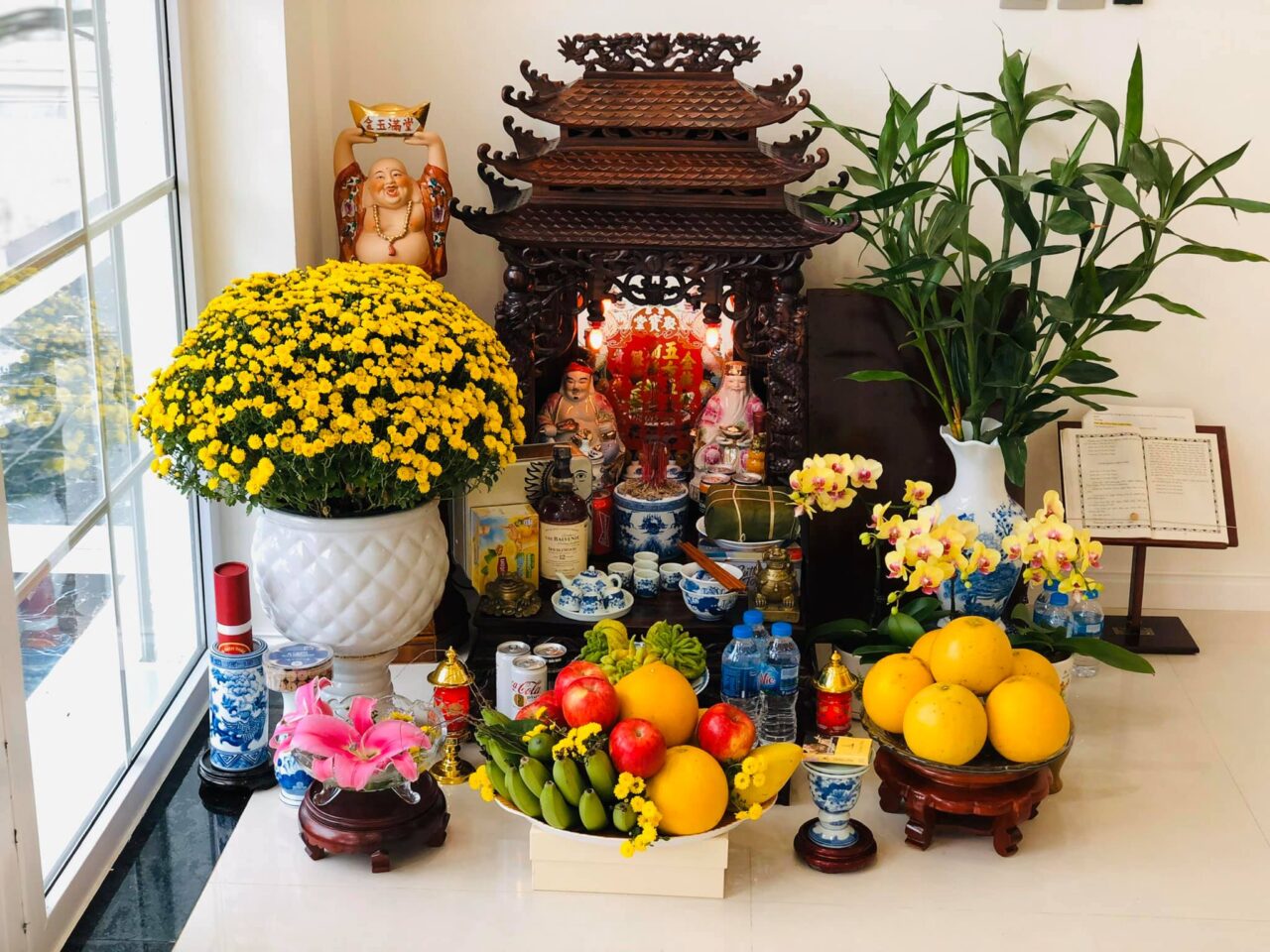 Trang trí bàn thờ ông Địa với đầy đủ hương nhang hoa quả tươi
