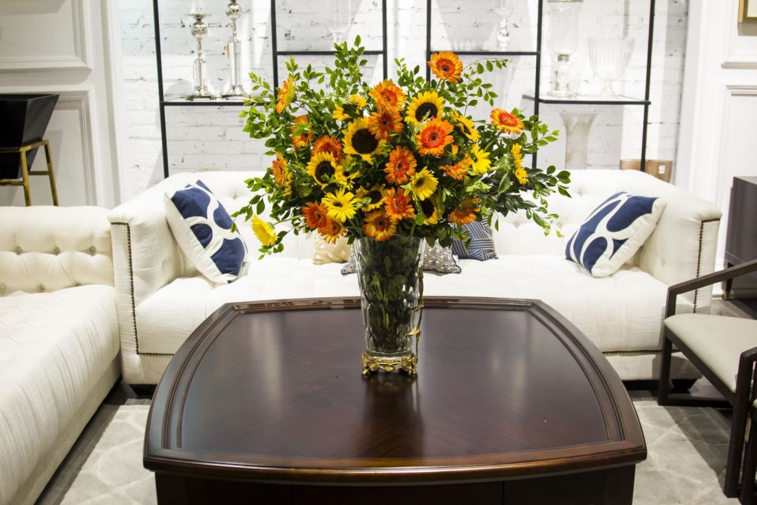 Trang trí phòng khách ngày Tết với hoa tươi rực rỡ
