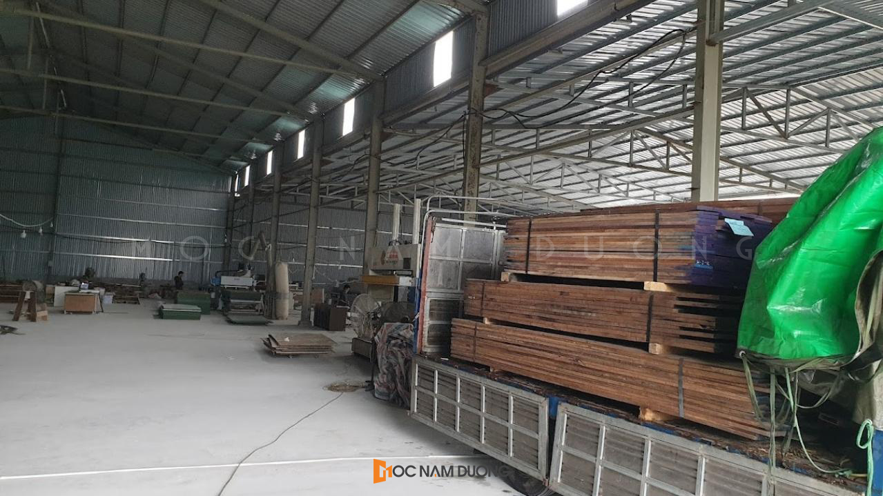 Không gian xưởng với kho vật liệu gỗ óc chó phục vụ sản xuất tủ quần áo chữ l gỗ óc chó