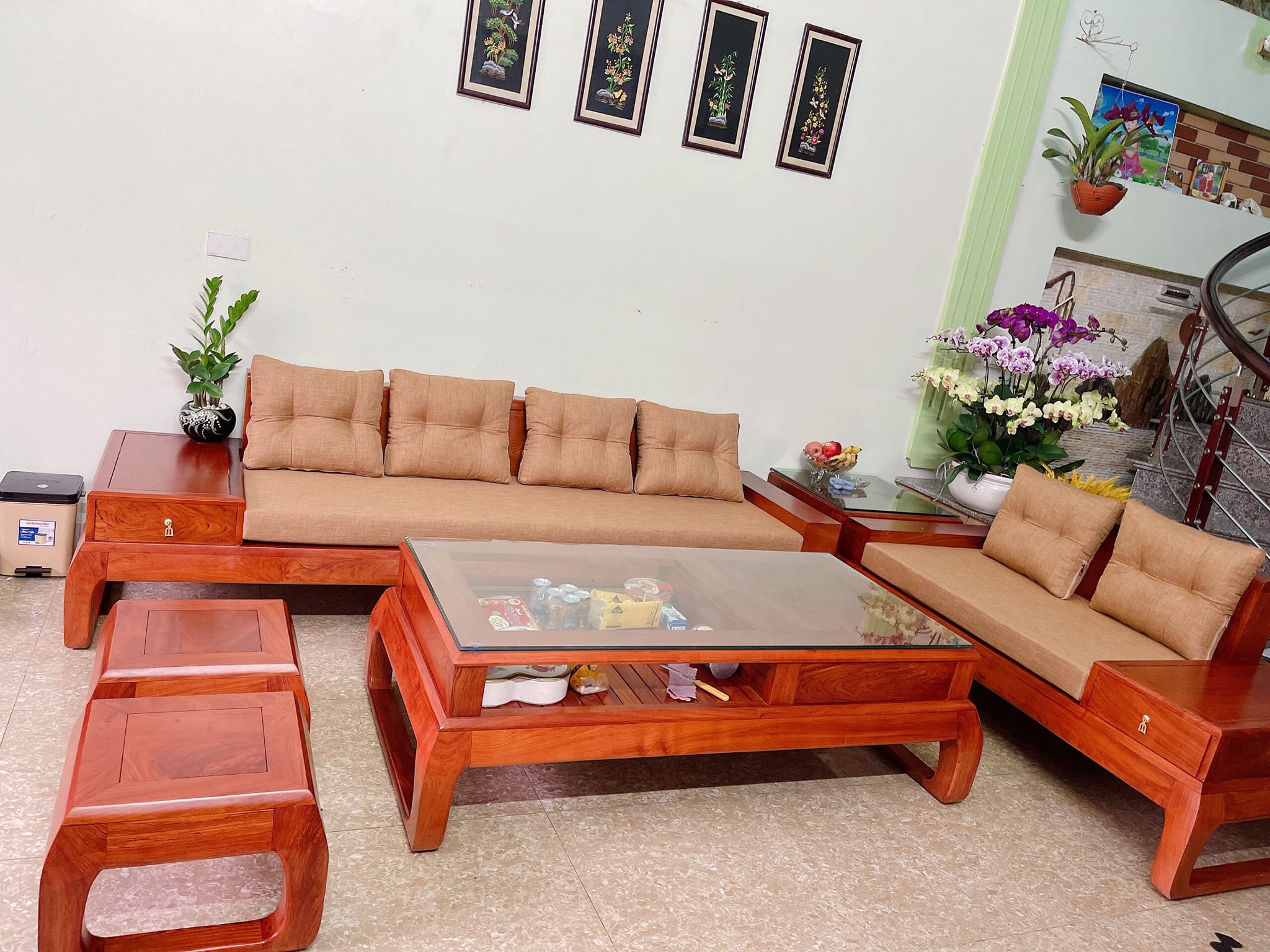 Mẫu sofa gỗ xoan đào dành cho phòng khách nhỏ 