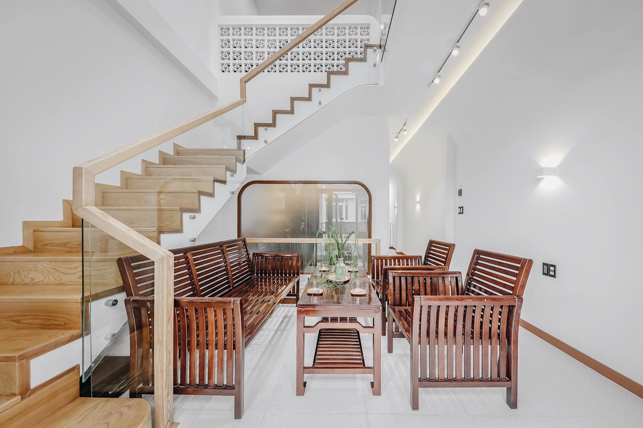 Mẫu bộ bàn ghế gỗ phòng khách 7 triệu với thiết kế mang phong cách hoài cổ đơn giản