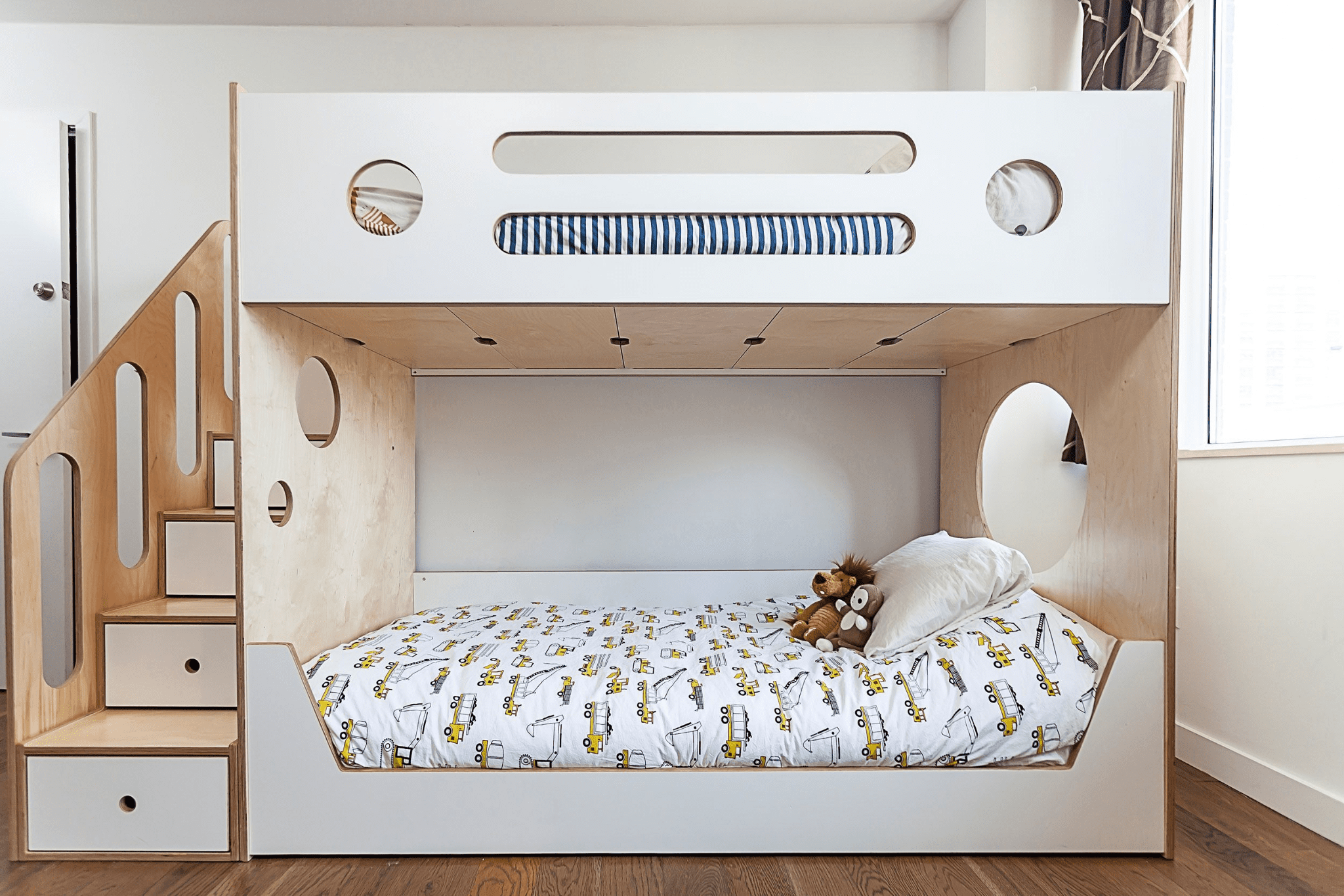 Mẫu giường tầng cho bé bằng gỗ với thiết kế lá chắn cực an toàn 