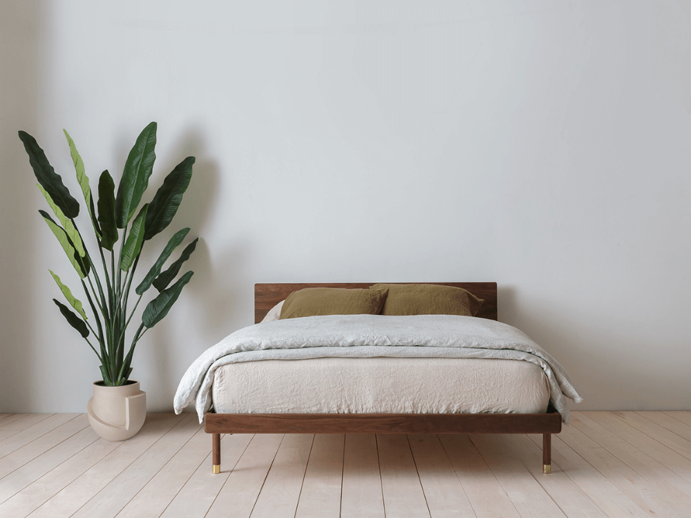 Mẫu giường ngủ gỗ công nghiệp có chân màu trắng hiện đại