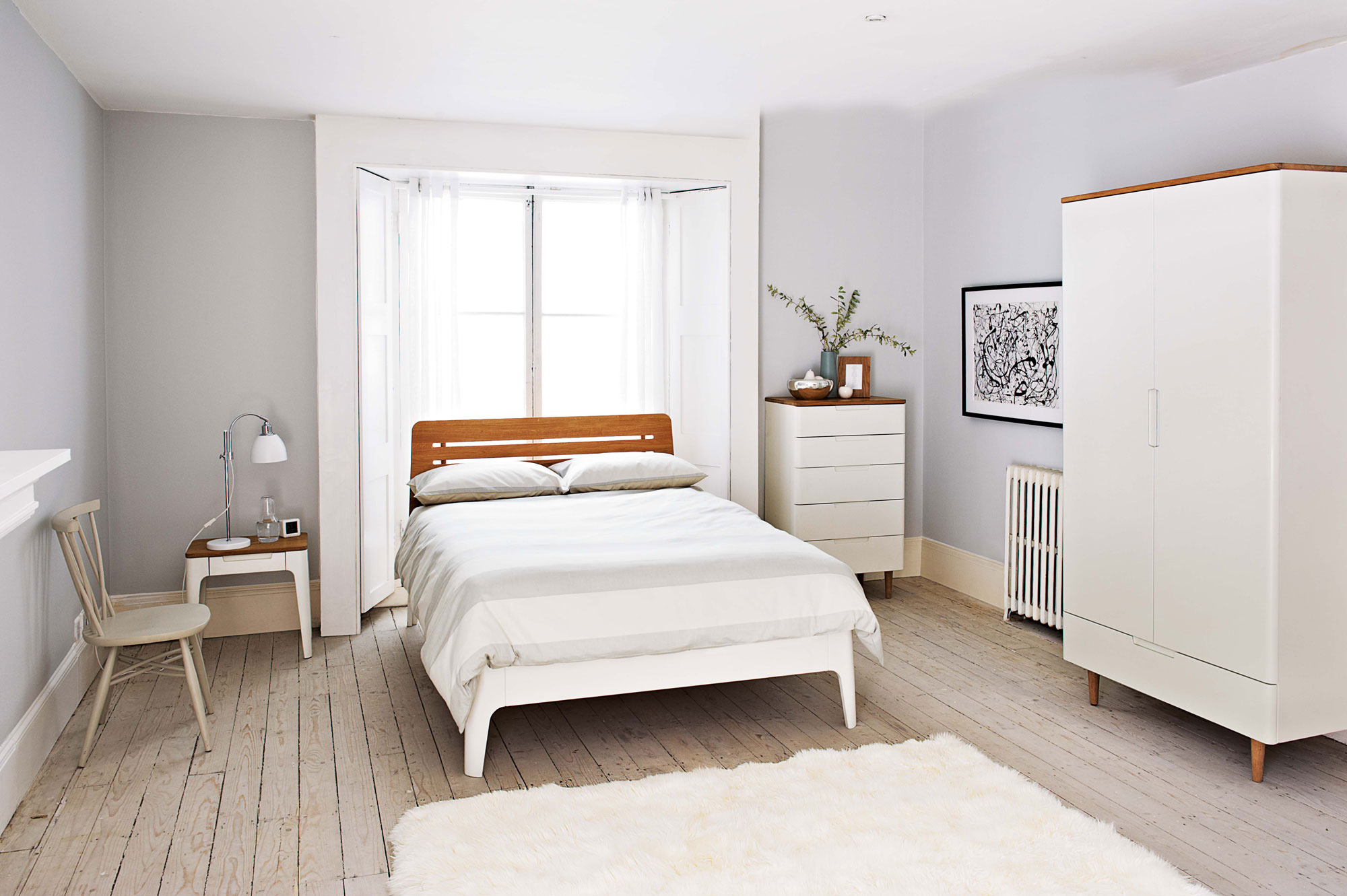 Giường gỗ công nghiệp màu trắng có chân với thiết kế tối giản 