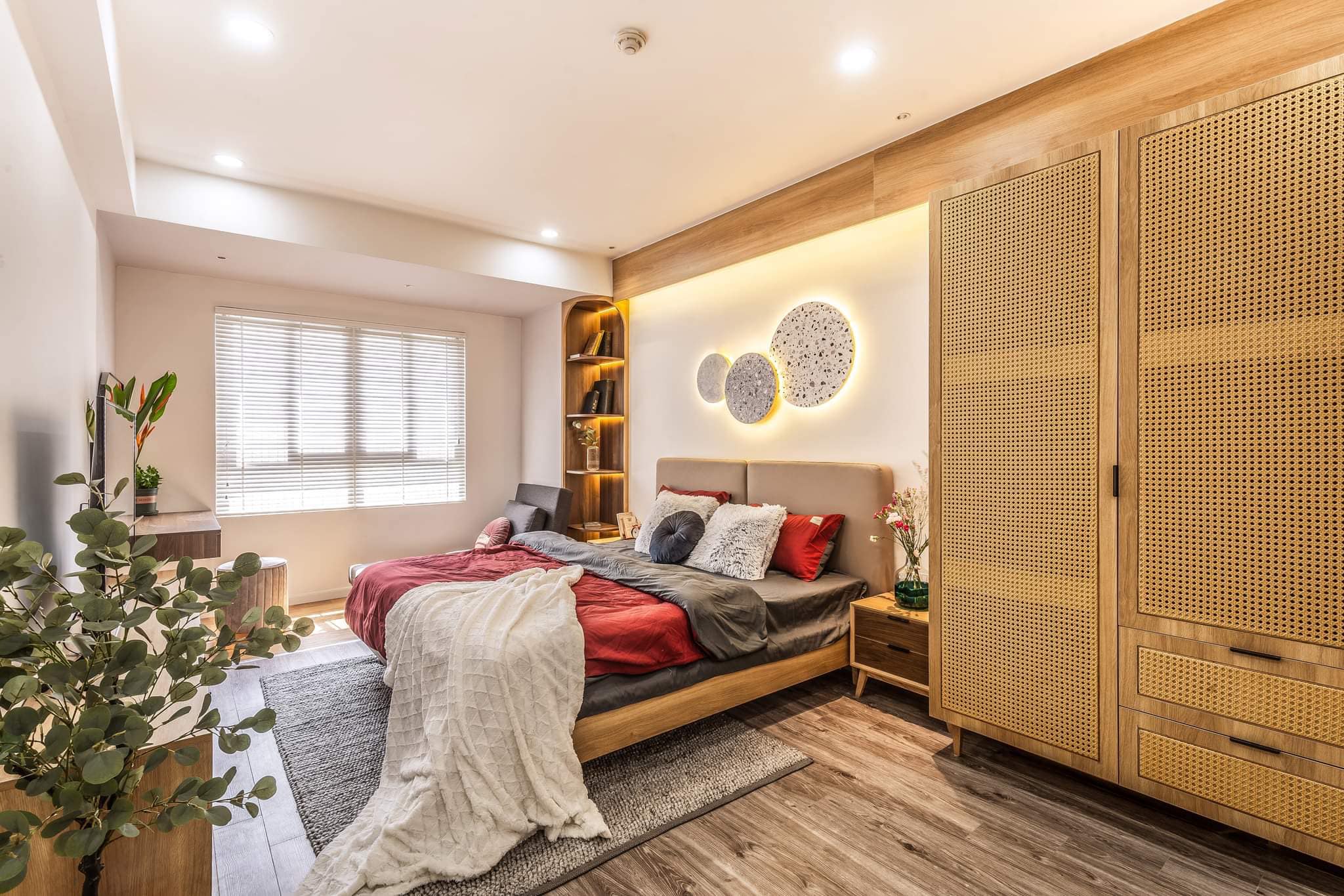 Nội thất phòng ngủ được làm bằng gỗ tự nhiên mang đến cảm giác ấm cúng và hiện đại 