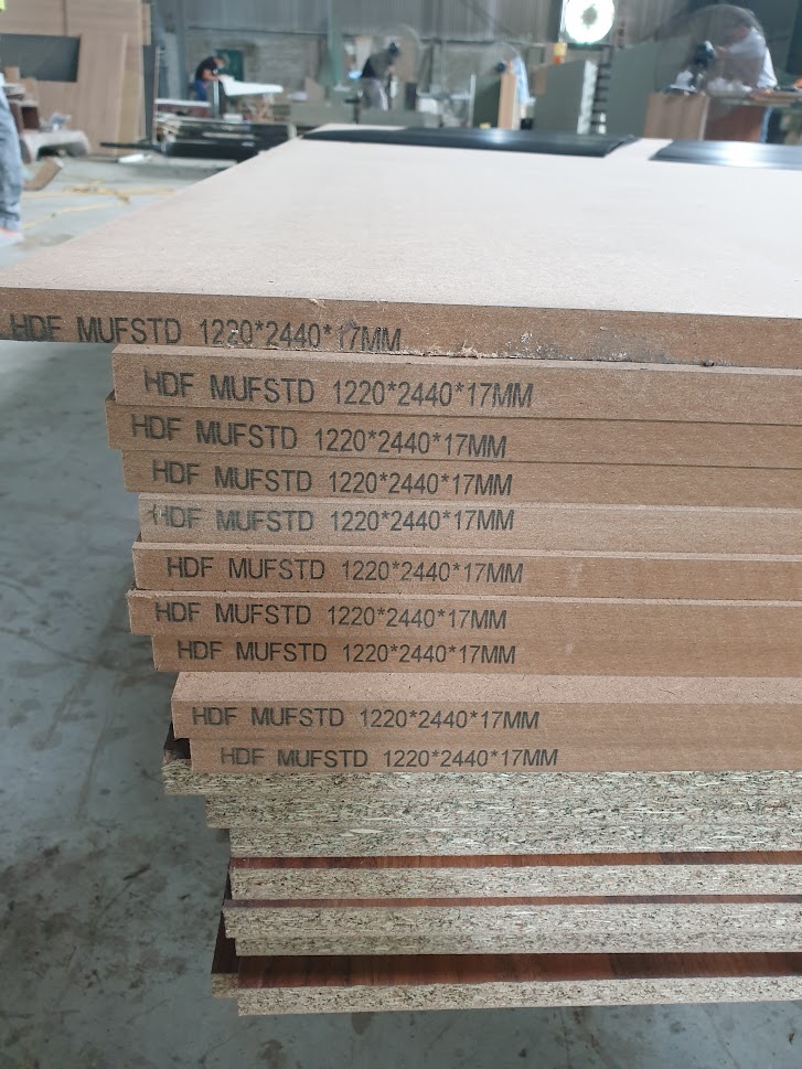 Các ván gỗ công nghiệp HDF tại xưởng sản xuất Mộc Nam Dương