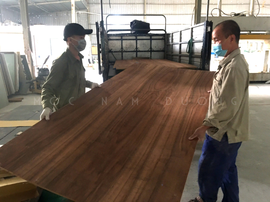 Thợ sản xuất Mộc Nam Dương tiến hành sản xuất thi công vách tường gỗ phòng khách